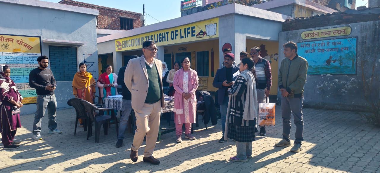 जिला निर्वाचन अधिकारी द्वारा मतदेय स्थलों का किया गया निरीक्षण