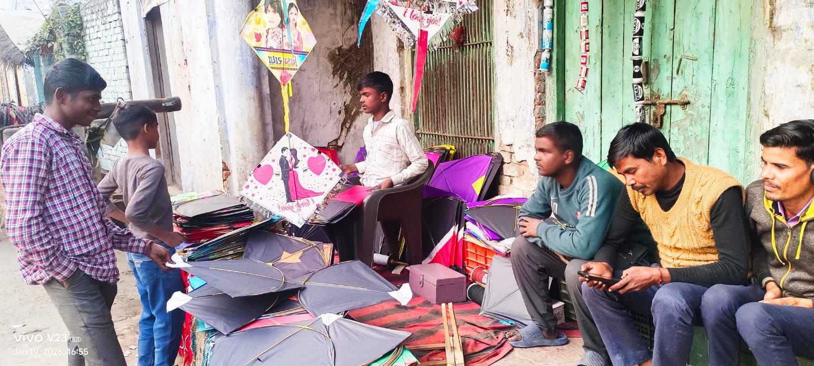 दुकानदार छुपा कर घरों से बेंच रहे हैं चाइनीस माझा