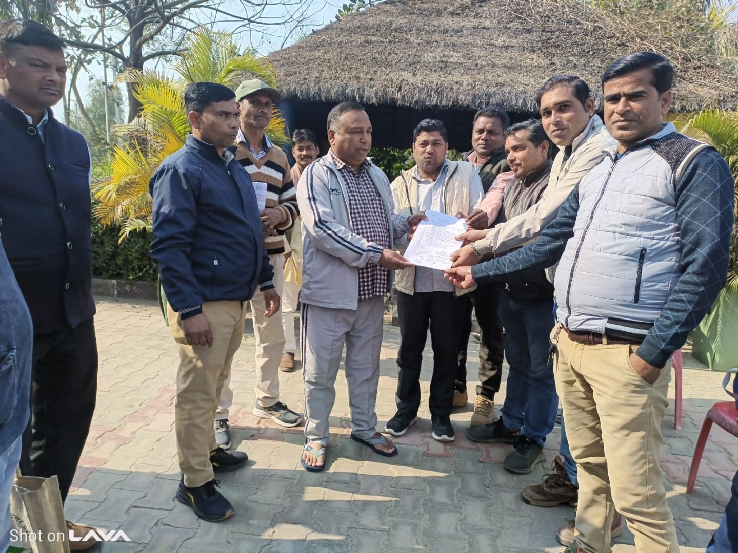 रोजगार सेवकों ने विधायक को मानदेय दिलाने को सौंपा ज्ञापन 