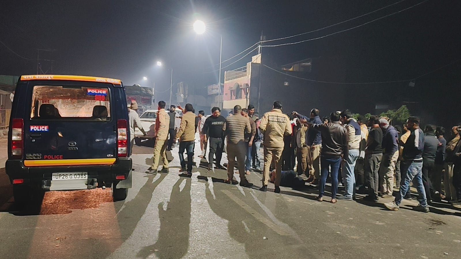 दावत से लौट रहे बाइक सवारों कि कार से टक्कर, एक कि मौत