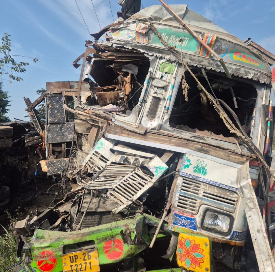 पीलीभीत में बस ट्रक की टक्कर एक बच्चे की मौत, 23 लोग घायल